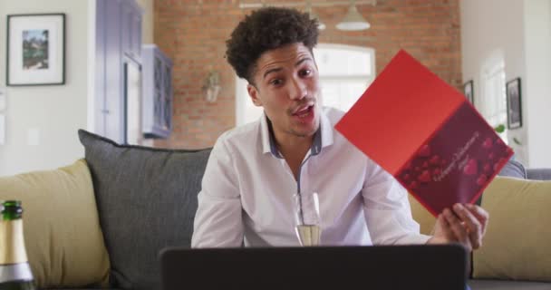 Sevgililer Günü Kartlı Mutlu Çift Irklı Adam Dizüstü Bilgisayarında Sevgililer — Stok video