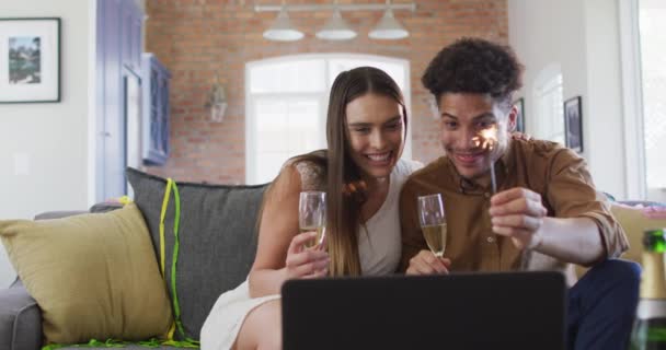 Gelukkige Biracial Koppel Drinken Champagne Thuis Maken Viering Laptop Video — Stockvideo
