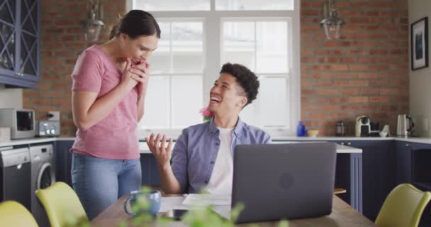 Felice Coppia Birazziale Seduta Tavola Cucina Utilizzando Computer Portatile Tempo — Video Stock