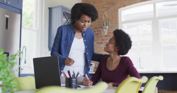 Feliz Madre Afroamericana Hija Haciendo Los Deberes Juntos Cocina Vida — Vídeos de Stock