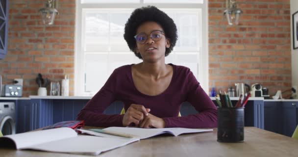 Gelukkig Afrikaans Amerikaans Tienermeisje Aan Keukentafel Online Les Met Behulp — Stockvideo