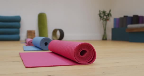 Rullade Ihop Yogamattor Träningsstudio Med Trägolv Och Växt Fitness Hälsosamma — Stockvideo