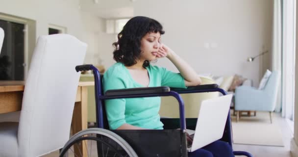 Προνοητική Γυναίκα Ειδικές Ανάγκες Αναπηρική Καρέκλα Που Χρησιμοποιεί Φορητό Υπολογιστή — Αρχείο Βίντεο