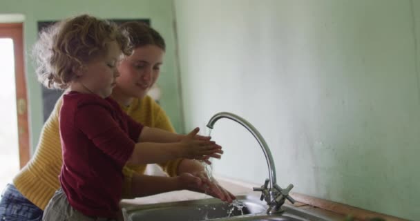 Bonne Mère Caucasienne Son Fils Lavent Les Mains Dans Cuisine — Video