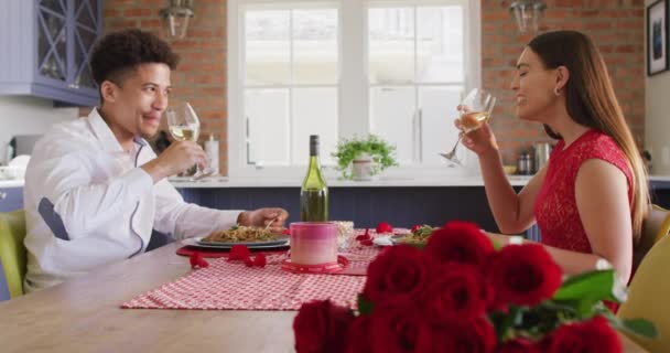 Szczęśliwa Para Dwurasowa Walentynkowy Posiłek Domu Walentynki Uroczystości Romans Jakość — Wideo stockowe
