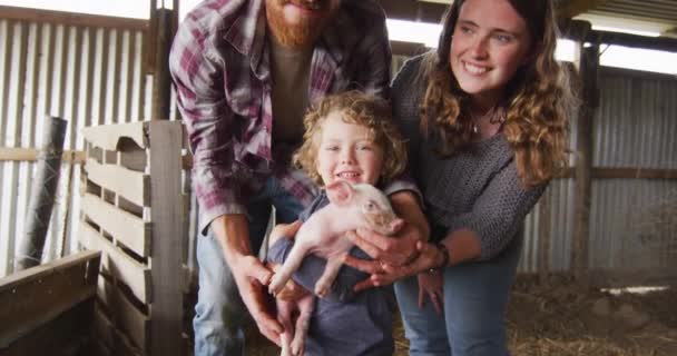 Portret Uśmiechniętej Białej Rodziny Trzymającej Prosięta Patrzącej Kamerę Gospodarstwo Agroturystyczne — Wideo stockowe
