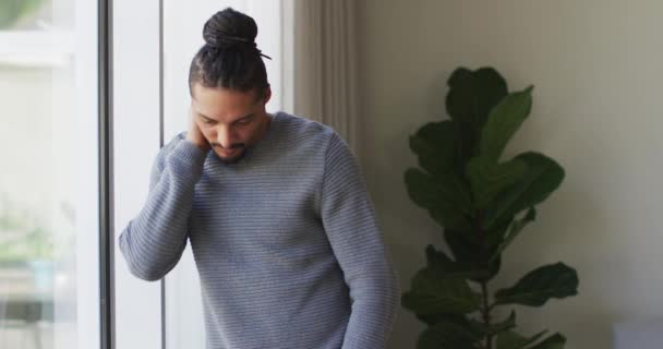 Nachdenklicher Mann Mit Dreadlocks Haarschopf Der Aus Dem Wohnzimmerfenster Schaut — Stockvideo