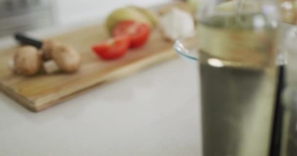 厨房的木板上有蔬菜和大蒜 福利和家庭生活方式 在家里准备健康食品 — 图库视频影像