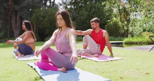 Olika Grupper Män Och Kvinnor Utövar Yoga Sittandes Mattor Solig — Stockvideo