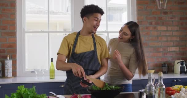 Glückliches Paar Das Zusammen Kocht Und Der Küche Lacht Qualitätszeit — Stockvideo