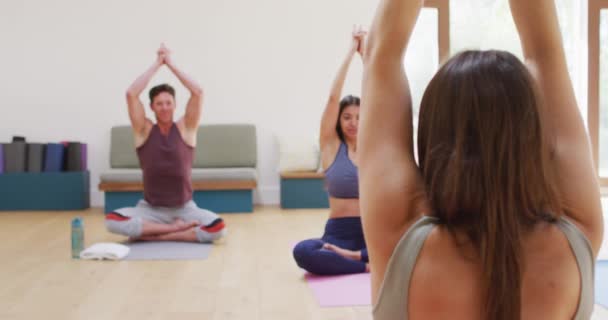 Kaukasische Instruktorin Demonstriert Verschiedenen Männern Und Frauen Yoga Positionen Auf — Stockvideo