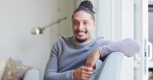 Portrait Homme Biracial Heureux Avec Dreadlocks Dans Chignon Cheveux Assis — Video