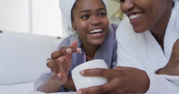 Glückliche Afrikanisch Amerikanische Mutter Und Tochter Die Handtücher Auf Dem — Stockvideo