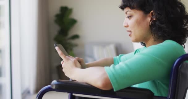 Glückliche Behinderte Frau Rollstuhl Mit Smartphone Wohnzimmer Wohlbefinden Und Häuslicher — Stockvideo