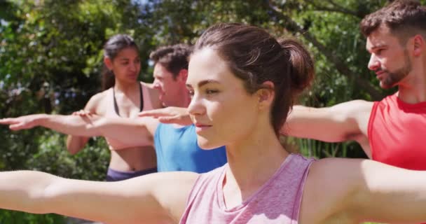 Donna Caucasica Sorridente Che Pratica Yoga Con Diversi Gruppi Istruttrice — Video Stock