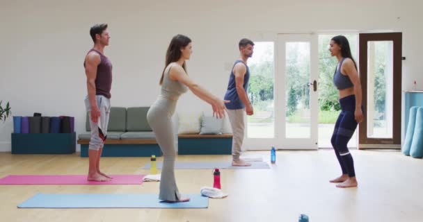 Diverse Gruppen Praktizieren Yoga Unterricht Mit Asiatischen Instruktorinnen Fitness Gesunde — Stockvideo