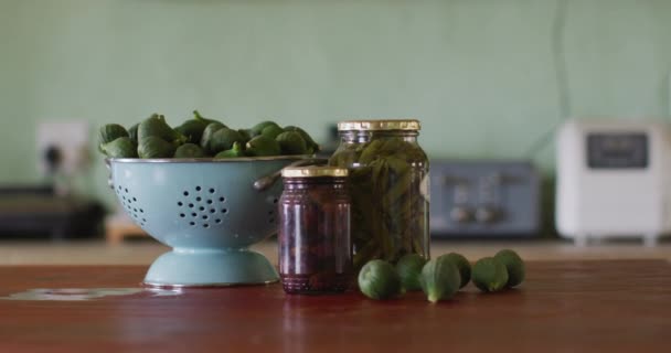 靠近厨房的台面 放上蔬菜和罐子 农村有机农场的自耕农 健康的生活方式 — 图库视频影像