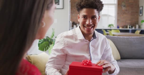 Feliz Casal Biracial Celebrando Dia Dos Namorados Dando Presentes Casa — Vídeo de Stock