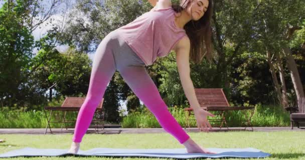 Mujer Caucásica Feliz Practicando Yoga Pie Soleado Parque Fitness Aficiones — Vídeo de stock