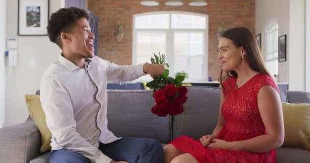 Gelukkige Biraciale Paar Vieren Valentijnsdag Geven Bloemen Thuis Valentijnsdag Romantiek — Stockvideo