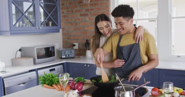 Feliz Casal Biracial Cozinhar Juntos Rindo Cozinha Tempo Qualidade Relaxar — Vídeo de Stock