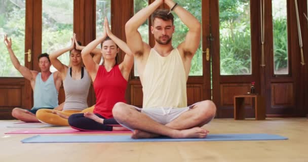 Diverso Grupo Que Practica Posición Yoga Sentado Esteras Durante Clase — Vídeos de Stock