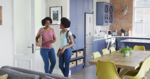 快乐的非洲裔美国母亲和女儿走进了家 家庭生活和家庭共同生活质量 — 图库视频影像