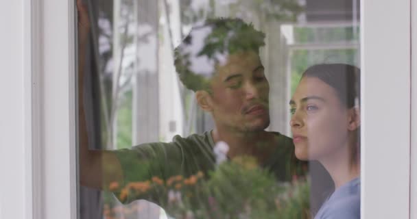 Продумана Подружня Пара Охоплює Виглядає Згорнутим Вікном Разом Якісний Час — стокове відео