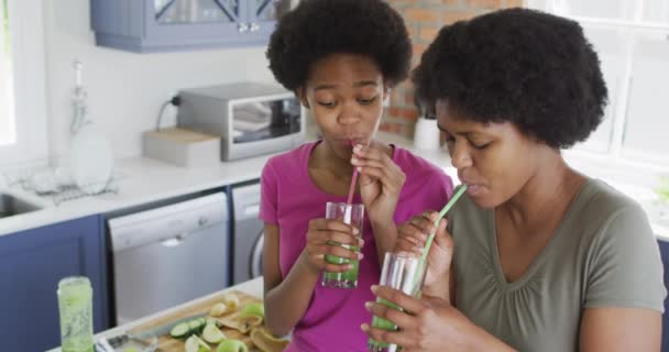 Szczęśliwa Afrykańska Matka Córka Piją Zdrowy Napój Kuchni Życie Rodzinne — Wideo stockowe
