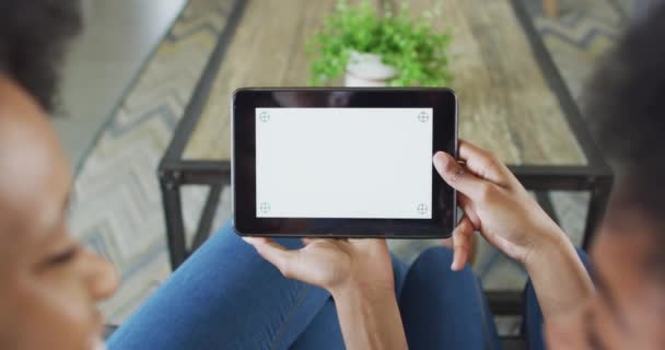 Mãe Filha Afro Americana Usando Tablet Com Espaço Cópia Tela — Vídeo de Stock