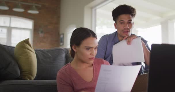 Casal Biracial Preocupado Sentado Sofá Sala Estar Usando Laptop Tempo — Vídeo de Stock