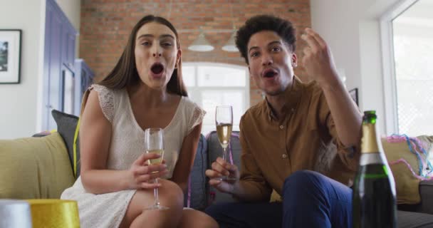 Feliz Casal Biracial Beber Champanhe Casa Fazendo Celebração Laptop Videochamada — Vídeo de Stock