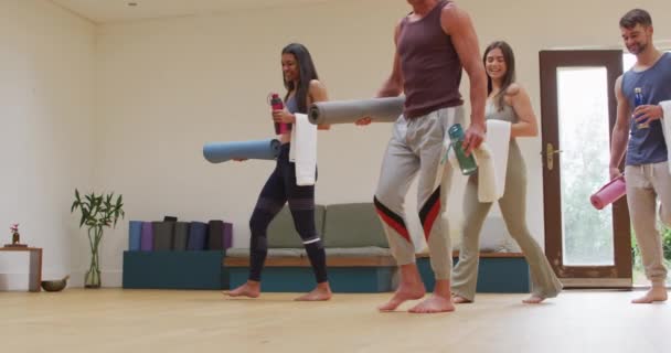 Stüdyoda Eğitmenle Yoga Dersi Için Paspasları Açan Çeşitli Gruplar Fitness — Stok video