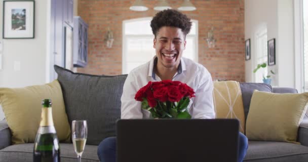 Szczęśliwy Dwurasowy Mężczyzna Czerwonymi Różami Wykonujący Walentynkowe Wideo Połączenie Laptopie — Wideo stockowe
