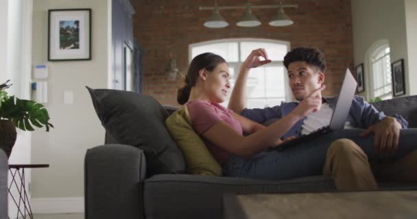 Glückliches Paar Das Auf Dem Sofa Wohnzimmer Sitzt Und Laptop — Stockvideo