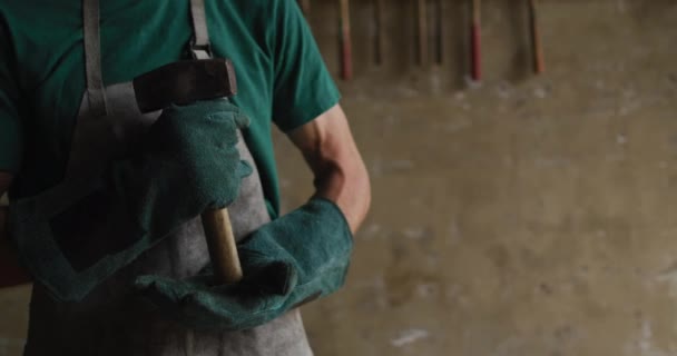 高加索男性铁匠的中段在车间拿着锤子 小生意和锻造铁匠的工艺 — 图库视频影像