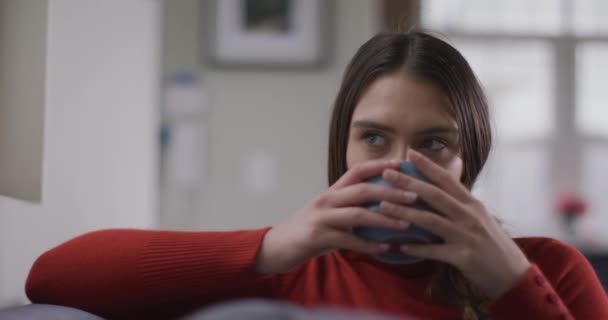 Mujer Caucásica Feliz Sentado Sofá Sala Estar Tomando Café Sonriendo — Vídeos de Stock