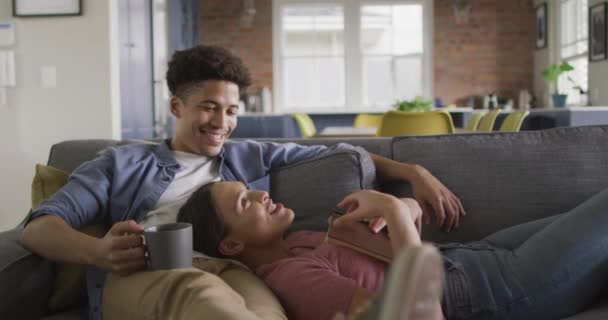 Glückliches Paar Das Auf Dem Sofa Wohnzimmer Sitzt Und Kaffee — Stockvideo