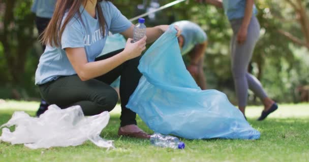 Χαμογελώντας Καυκάσια Γυναίκα Ποικιλόμορφη Ομάδα Φίλων Ρίχνουν Σκουπίδια Μπλε Σάκους — Αρχείο Βίντεο