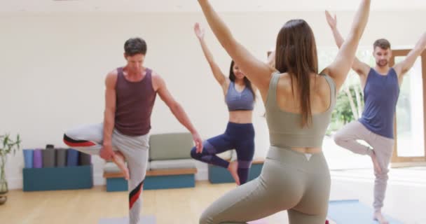 Instructora Yoga Femenina Caucásica Demostrando Posición Diversos Grupos Durante Clase — Vídeo de stock