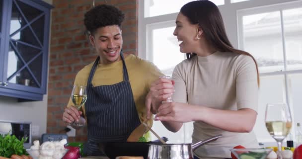 Felice Coppia Biraciale Cucinare Insieme Bere Vino Cucina Tempo Qualità — Video Stock