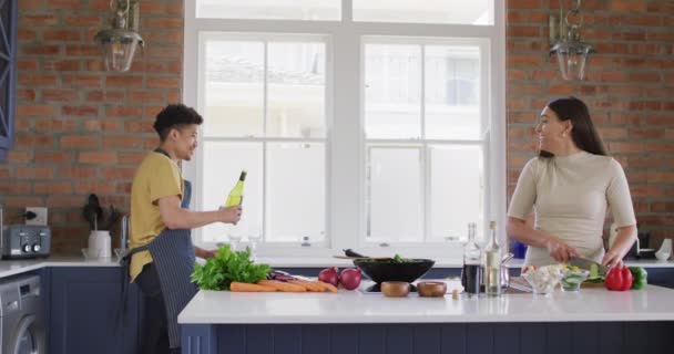 幸せな出産のカップルが一緒に調理し キッチンでワインを飲む 質の高い時間 家でのリラックス — ストック動画
