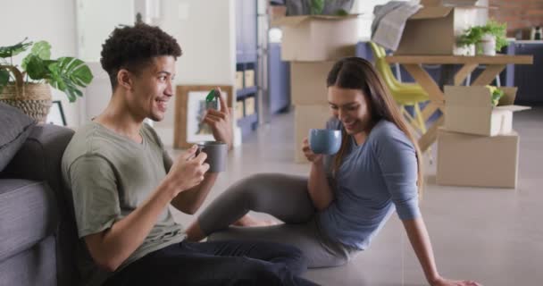 Szczęśliwa Dwurasowa Para Przenosi Dom Trzyma Klucz Pije Kawę Jakość — Wideo stockowe