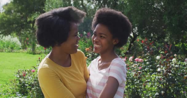 Ritratto Madre Figlia Afro Americana Sorridente Che Abbraccia Giardino Soleggiato — Video Stock