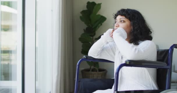 Femme Handicapée Biraciale Déprimée Fauteuil Roulant Regardant Par Fenêtre Puis — Video