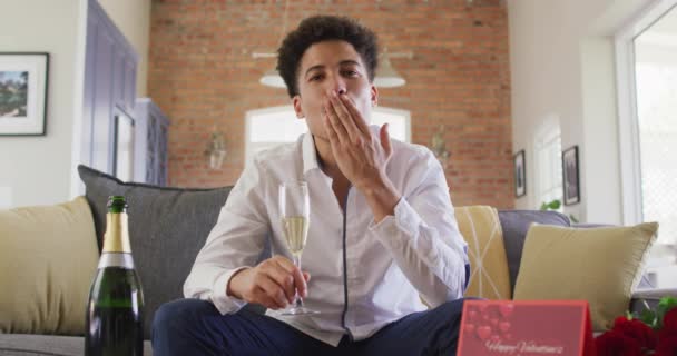 Gelukkige Biracial Man Met Champagne Maken Valentijnsdag Videogesprek Laptop Valentijnsdag — Stockvideo