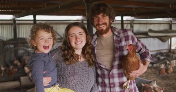 Portret Uśmiechniętej Białej Rodziny Trzymającej Kurczaka Patrzącej Kamerę Gospodarstwo Agroturystyczne — Wideo stockowe