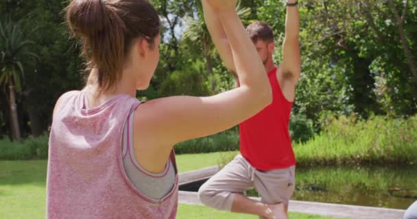 Instructora Yoga Femenina Caucásica Practicando Yoga Con Hombre Caucásico Parque — Vídeos de Stock