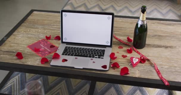 Kaukasische Frau Mit Champagner Beim Valentinstag Videoanruf Laptop Kopierplatz Auf — Stockvideo