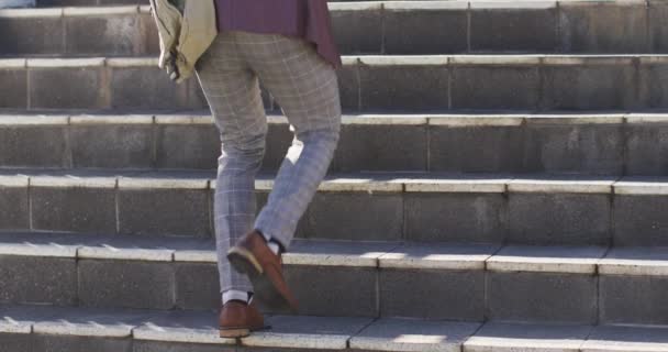 Şehirde Yürüyen Afro Amerikan Bir Adamın Bacakları Şehirdeki Hayat Tarzı — Stok video